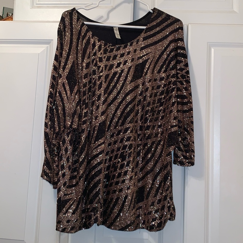 Women’s black and gold glitter blouse size 1X glitters